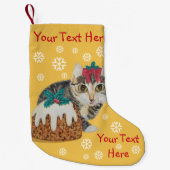 足のクリスマスを舐めているかわいい子ネコの灰色の虎猫 スモールクリスマスストッキング (正面)