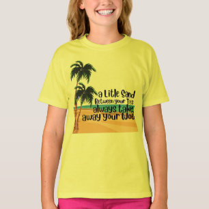 足の指の間の小さな砂 Tシャツ