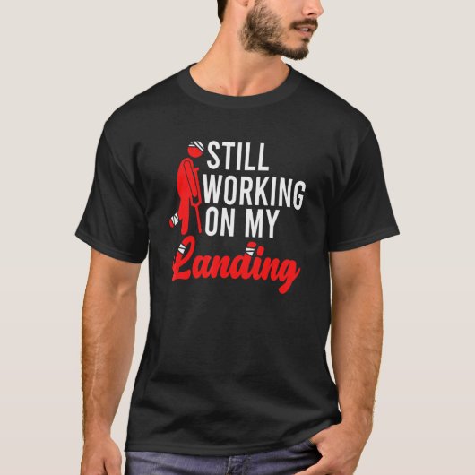 足の腕の骨折がまだ私の踊り場の怪我で働いている Tシャツ (正面)