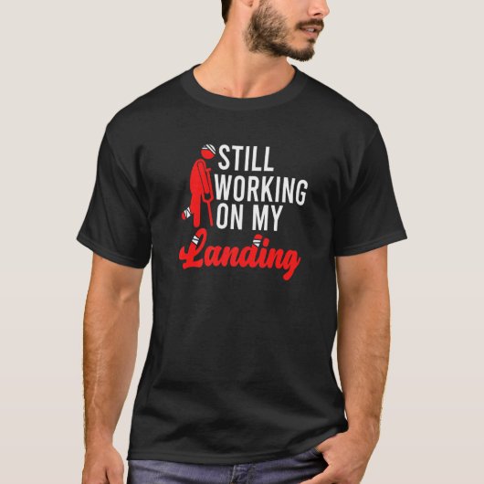足の腕の骨折がまだ私の踊り場の怪我で働いている Tシャツ (正面)