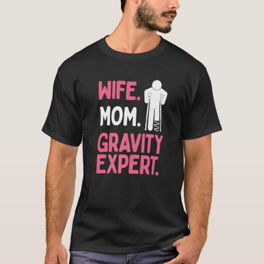 足の骨折を乗り越えた妻・ママ 重力の達人 骨折 Tシャツ (正面)