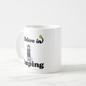 足を信じ引っ張って コーヒーマグカップ (正面左)