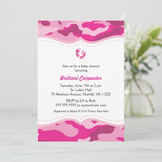 足を搭載するショッキングピンクの迷彩柄のベビーシャワーの招待状 招待状 (スタンド正面)