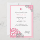 足を搭載するピンクおよび灰色のダリアのベビーシャワーの招待 招待状 (正面)