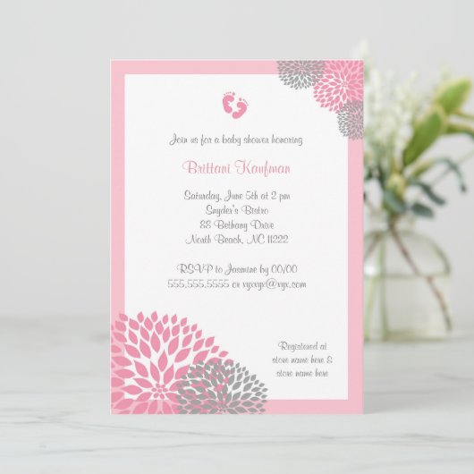 足を搭載するピンクおよび灰色のダリアのベビーシャワーの招待 招待状 (スタンド正面)