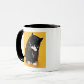 足を搭載する白黒猫のクリーニングの顔 マグカップ (正面左)