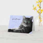 足を組んだタビー猫、早く元気になれ カード (黄色い花)