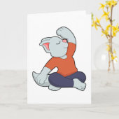 足を組んでヨガをしている猫 カード (黄色い花)