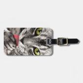 足を舐めている灰色の虎猫猫 ラゲッジタグ (正面横)