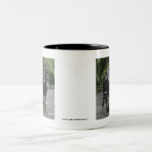 足荷車を引く踏み馬 ツートーンマグカップ (中央)