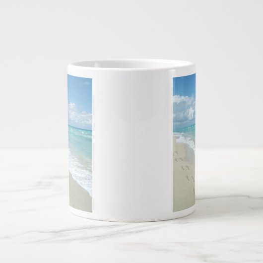 足跡のホワイトサンディビーチ、風光明媚なアクアブルー ジャンボコーヒーマグカップ (正面)