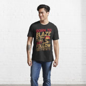 足跡生まれではなく自分の足跡を燃え後を追に Tシャツ