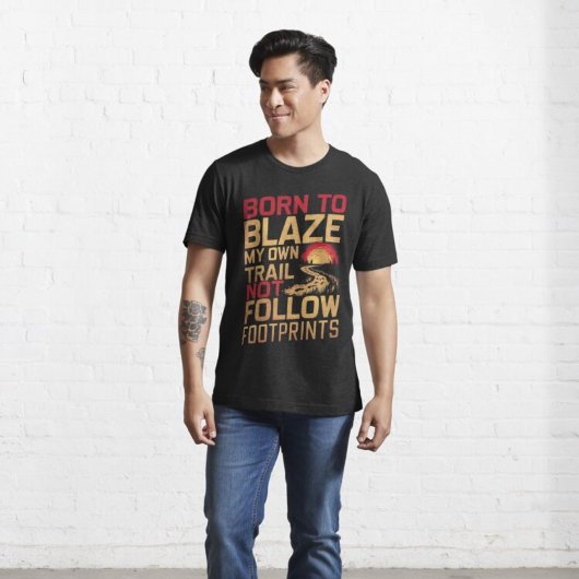 足跡生まれではなく自分の足跡を燃え後を追に Tシャツ