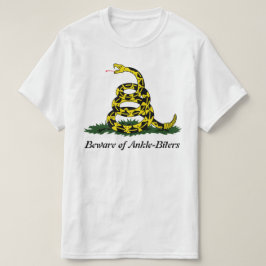 足首をかむ人には用心する Tシャツ