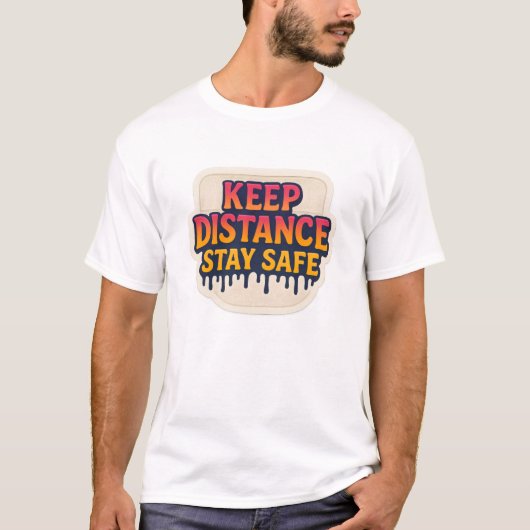 「距保離 – ステイ・セーフ」ドリップ文字やる気を起こさせる Tシャツ (正面)