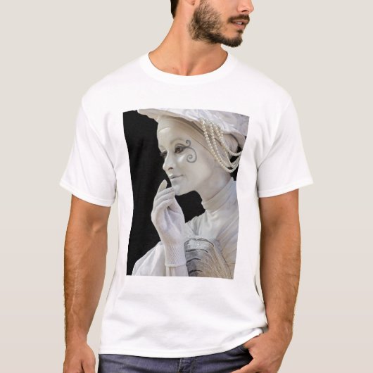 路上でパントマイムをする女性 Tシャツ (正面)