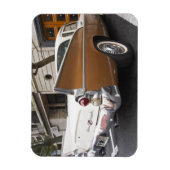 路上に停車中のスタデベイカー シルバーホーク クラシックカーの マグネット (縦)
