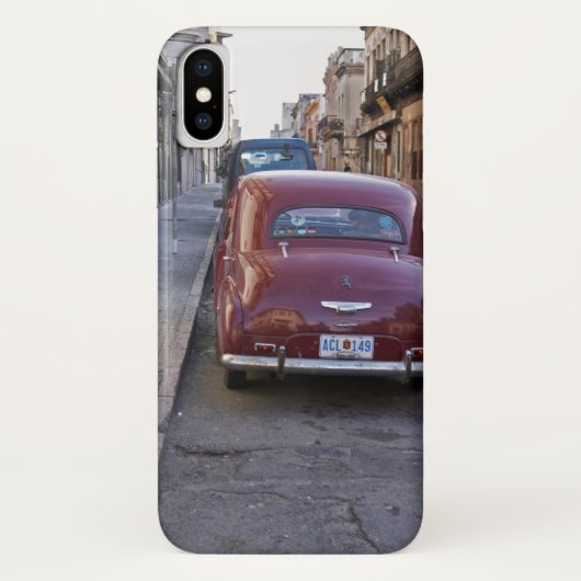 路駐するクラシックな古い赤いプジョーの車 Case-Mate iPhoneケース (裏面)