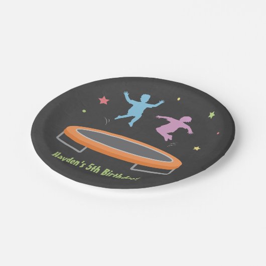 跳ね上がりのトランポリンの子供の誕生日のパーティーの供給 ペーパープレート (アングル)