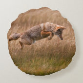跳躍しているコヨーテ-テナガザル草原 ラウンドクッション (裏面)