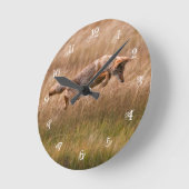 跳躍しているコヨーテ-テナガザル草原 ラウンド壁時計 (傾斜)