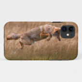 跳躍しているコヨーテ-テナガザル草原 Case-Mate iPhoneケース (裏面(横))