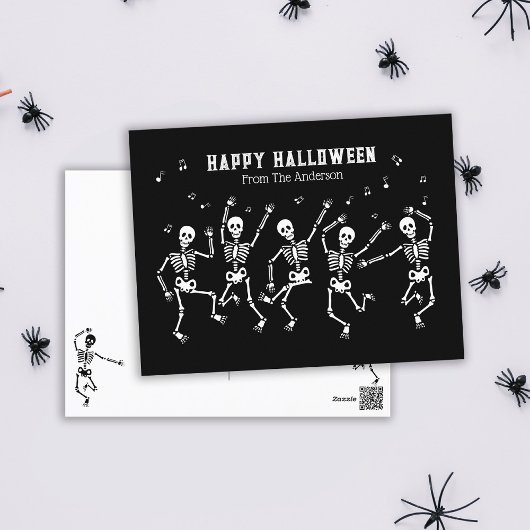 踊りおもしろいスケルトンのハロウィンブラックとホワイト シーズンポストカード