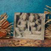 踊りを楽しむ恋人たちの石彫り フォトプラーク (側面)