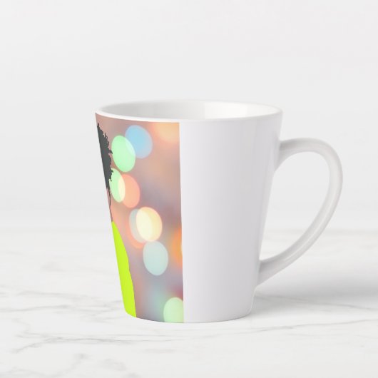 踊り女王。 カフェラテマグ (右)