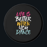 踊る時の人生はおもしろい踊り マグネット<br><div class="desc">踊ると人生が良くなる。音楽おもしろいを聴く感動的と踊りを愛する人のためのダンスデザイン。カッコいいヴィンテージグランジやプロフェッショナルやおもしろいでダンスを好む人のための商品。ナショナル祝ダンス・デイのダンスに最適。家族素晴らしや友人のためのクリスマスプレゼントと誕生日プレゼント。</div>