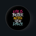 踊る時の人生はおもしろい踊り 缶バッジ<br><div class="desc">踊ると人生が良くなる。音楽おもしろいを聴く感動的と踊りを愛する人のためのダンスデザイン。カッコいいヴィンテージグランジやプロフェッショナルやおもしろいでダンスを好む人のための商品。ナショナル祝ダンス・デイのダンスに最適。家族素晴らしや友人のためのクリスマスプレゼントと誕生日プレゼント。</div>