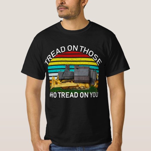 踏みつける者を踏み付ける Tシャツ (正面)