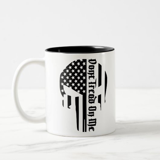 踏み付けないスカル#USAPatriotGraphics © ツートーンマグカップ (左)