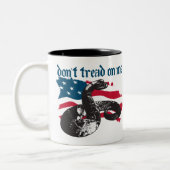 踏み付けるな ツートーンマグカップ (左)