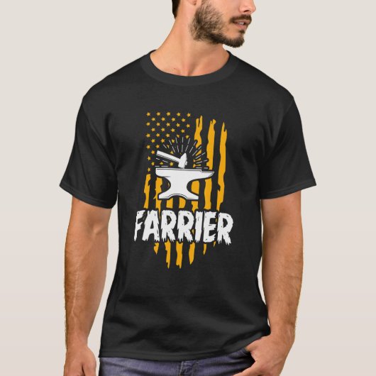 蹄鉄工の旗の作業道具 馬の蹄のトリミング 馬蹄鉄 Tシャツ (正面)