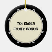 蹴りの低音のドラマーのおもしろいなバスドラムのオーナメント セラミックオーナメント (裏面)