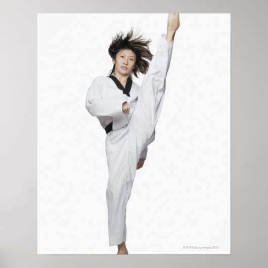 蹴りの練習をする若い女性 ポスター (正面)