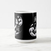 躍動する猫のマグカップ - ネコ好きとサッカー ファンへ コーヒーマグカップ (中央)
