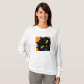 身につけられる黒い子猫のかいま見ること Tシャツ (正面フル)