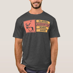 身体障害者バドミントン選手ハンディキャップ車いすバッジ Tシャツ