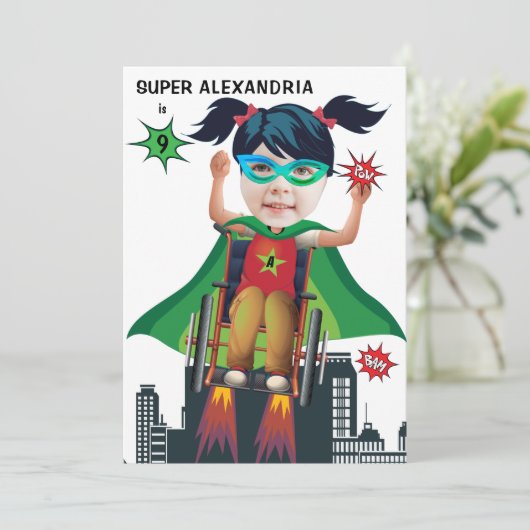 車いすスーパーヒーローガール💥飛んでいるヒーロー誕生日 招待状 (スタンド正面)