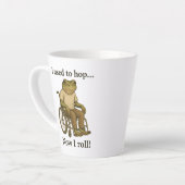 車いす可愛い小さなカエル前向き。 カフェラテマグ (左アングル)