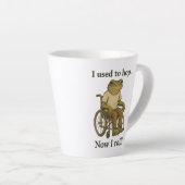 車いす可愛い小さなカエル前向き。 カフェラテマグ (右アングル)