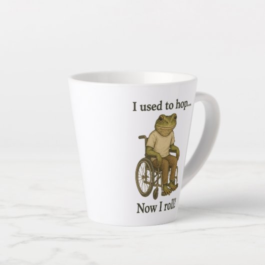 車いす可愛い小さなカエル前向き。 カフェラテマグ (右アングル)