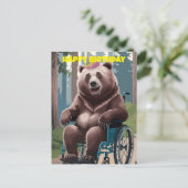 車いす誕生日に茶色のクマを自然 ポストカード (スタンド正面)