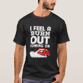 車おもしろいで感じやけ来て行く Tシャツ (正面)