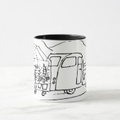 車がキャラバンと温室を牽引 マグカップ (中央)
