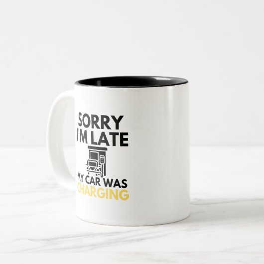 車がEV電気を充電するのが遅くなってごめんなさい ツートーンマグカップ (正面左)