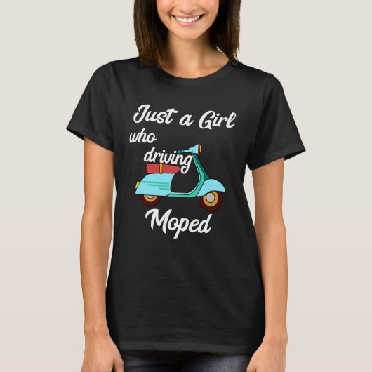 車でスクーターを走らせるだけの女の子 Tシャツ (正面)