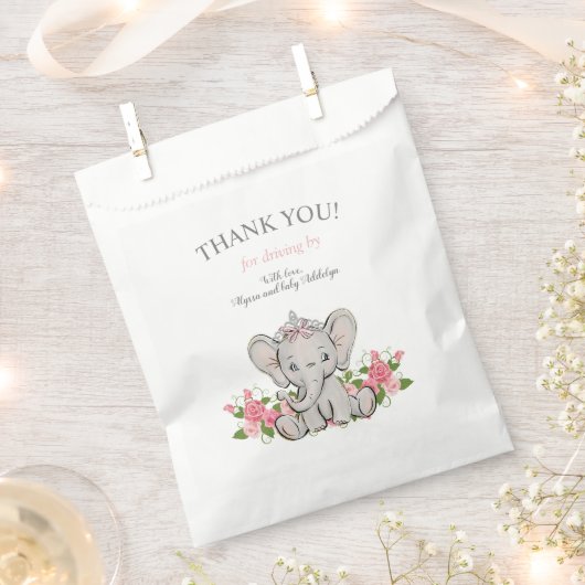 車でゾウの赤ちゃんガールシャワー フェイバーバッグ (クリップ留めされた状態)